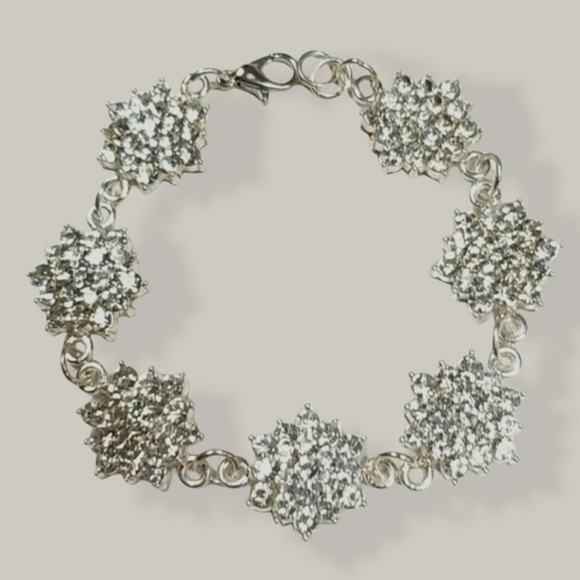 Hand Crafted Rhinestone Silver Tone Flower Design Bracelet - Picture 5 of 16